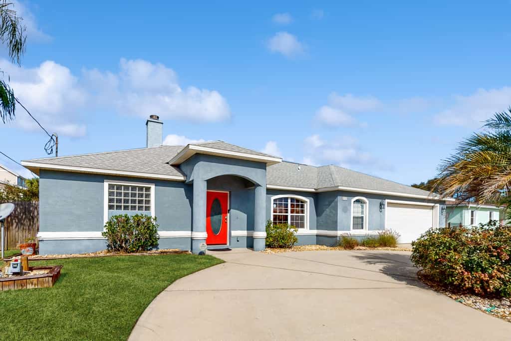 Cheerful home with private pool close to the beach & downtown
