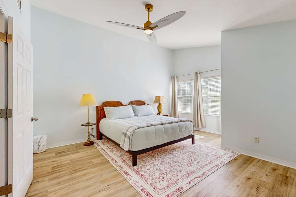 Spacious townhouse with private balcony, waterview, pool and WIFI