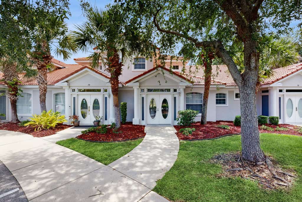 Spacious townhouse with private balcony, waterview, pool and WIFI