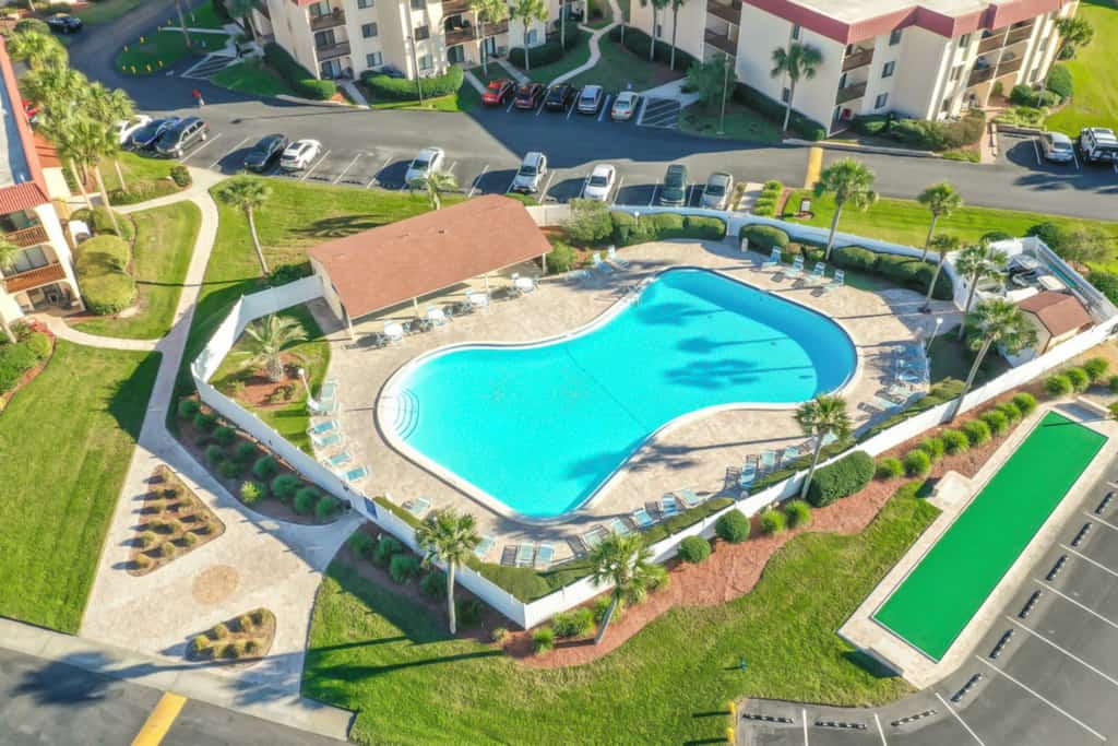 3rd-floor condo w/fountain views, private balcony & W/D, on-site pool & hot tubs