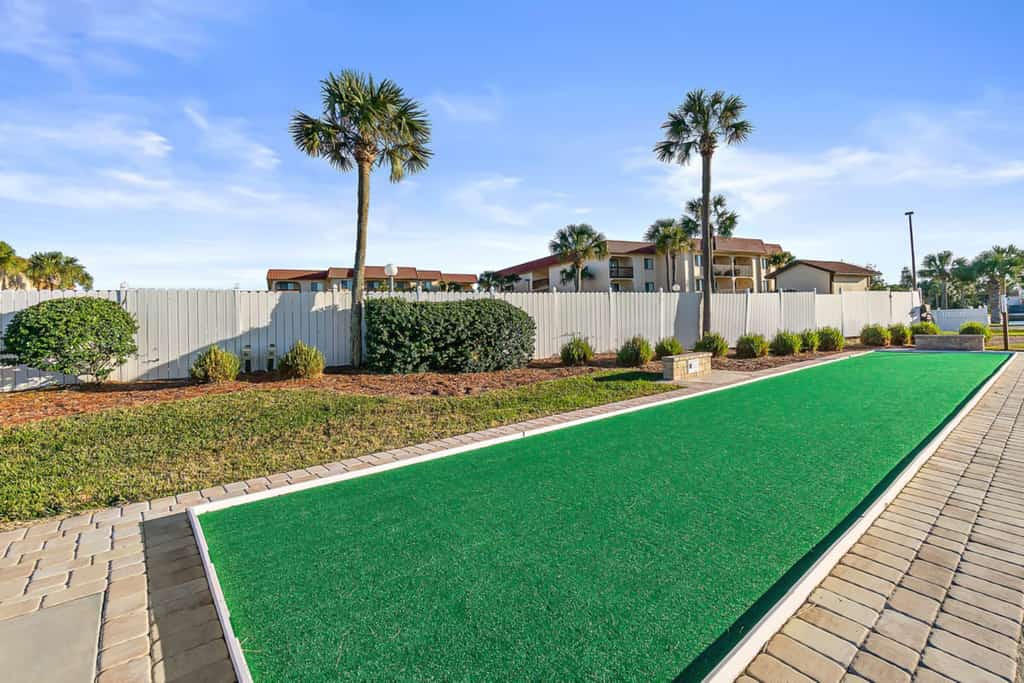 3rd-floor condo w/fountain views, private balcony & W/D, on-site pool & hot tubs