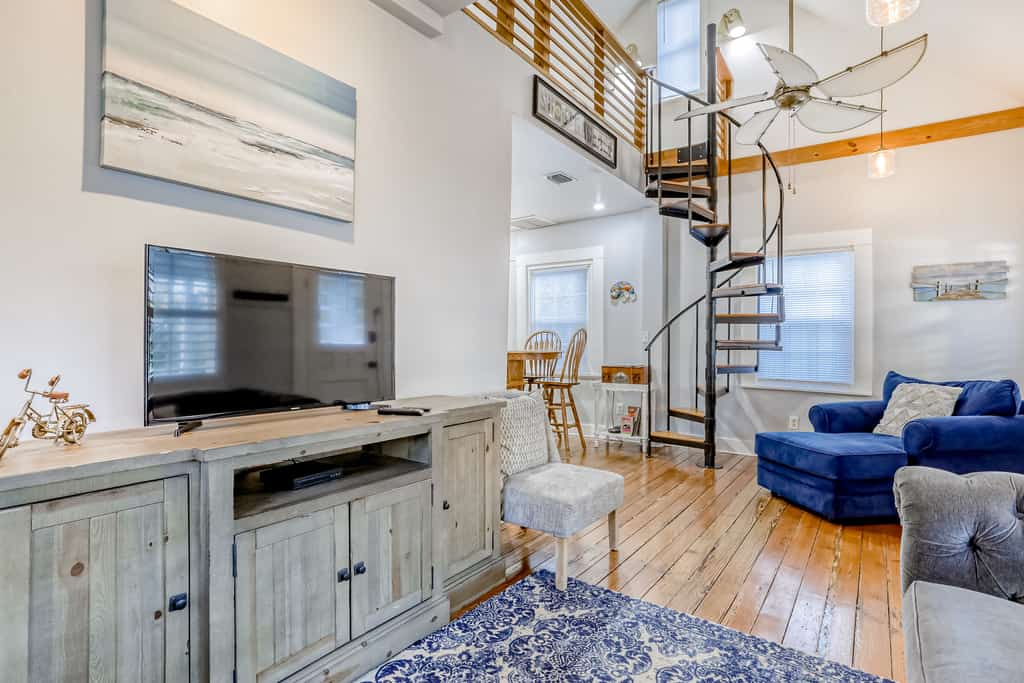 Adorable Cottage Near Downtown W/ Enclosed Yard & Spiral Staircase - Dogs OK