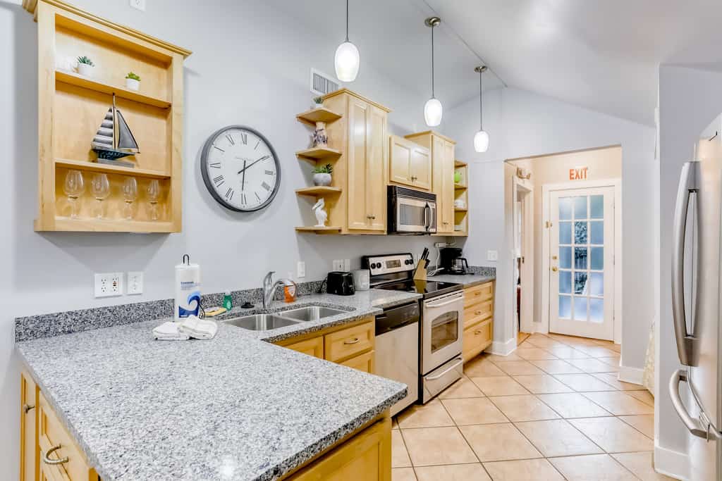 Adorable Cottage Near Downtown W/ Enclosed Yard & Spiral Staircase - Dogs OK