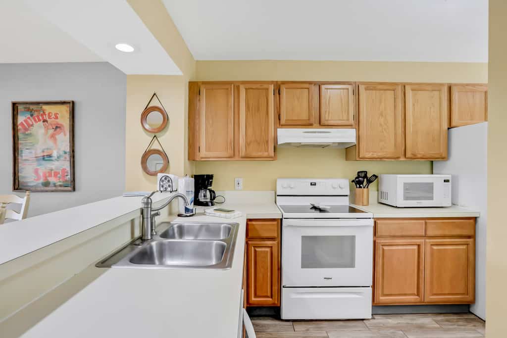 Ground-floor condo next to the tennis courts with 2 pools, sauna, beach access