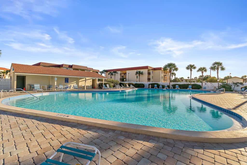 Sunny ground-floor condo w/private patio, W/D, on-site pools, tennis court, BBQ