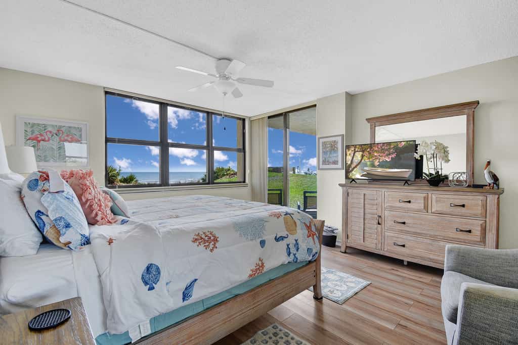 Newly decorated ground-floor suite steps from beach and pool w/views, WiFi