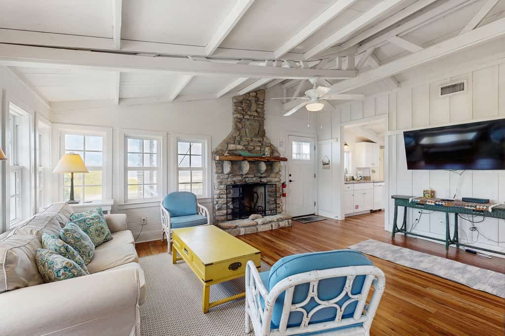 Sunny oceanfront home with balcony, full kitchen, central AC, & washer/dryer