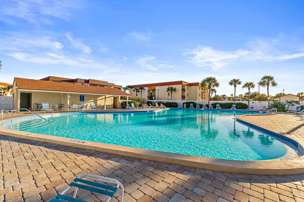 Newly remodeled ground-floor condo w/on-site pools, 5 hot tubs, tennis, AC