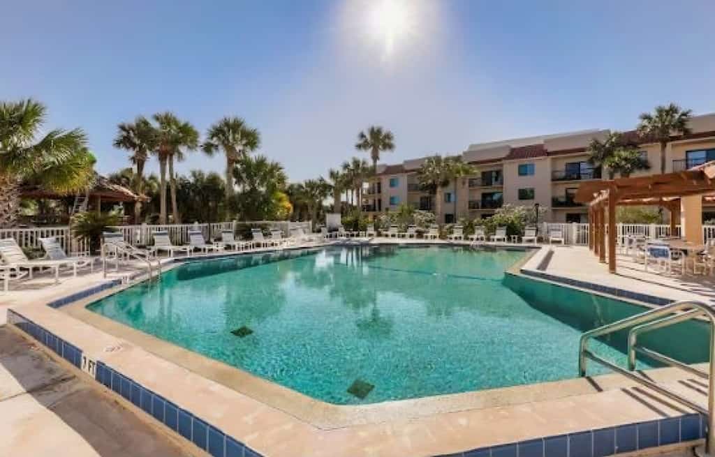 Waterfront condo with community pools & hot tub - walk to the beach