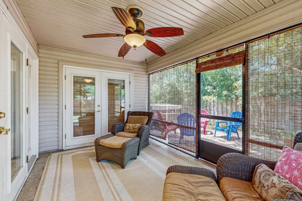 Dog-Friendly home with enclosed backyard, private hottub and sunroom
