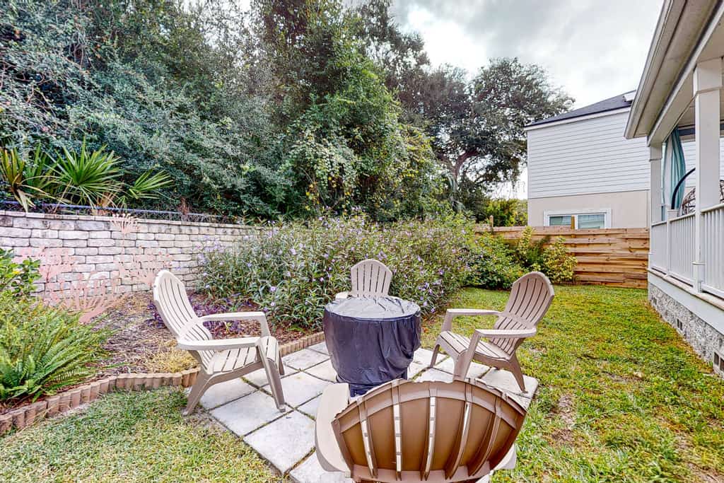 Charming home steps from the beach with enclosed yard and grill - dog-friendly