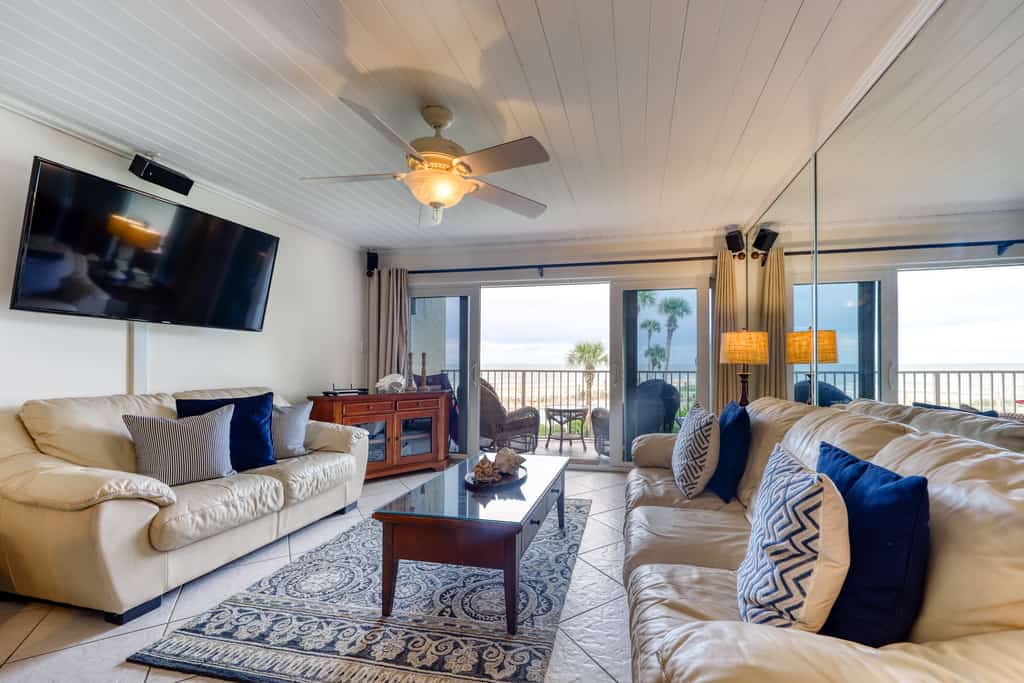 Ocean view condo w/ direct beach access & shared swimming pool/tennis