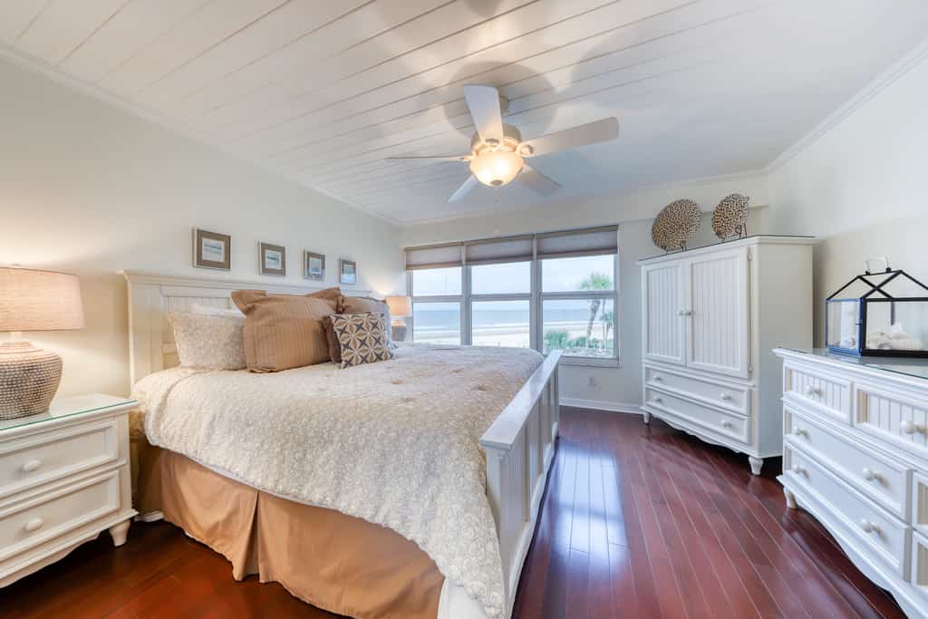 Ocean view condo w/ direct beach access & shared swimming pool/tennis