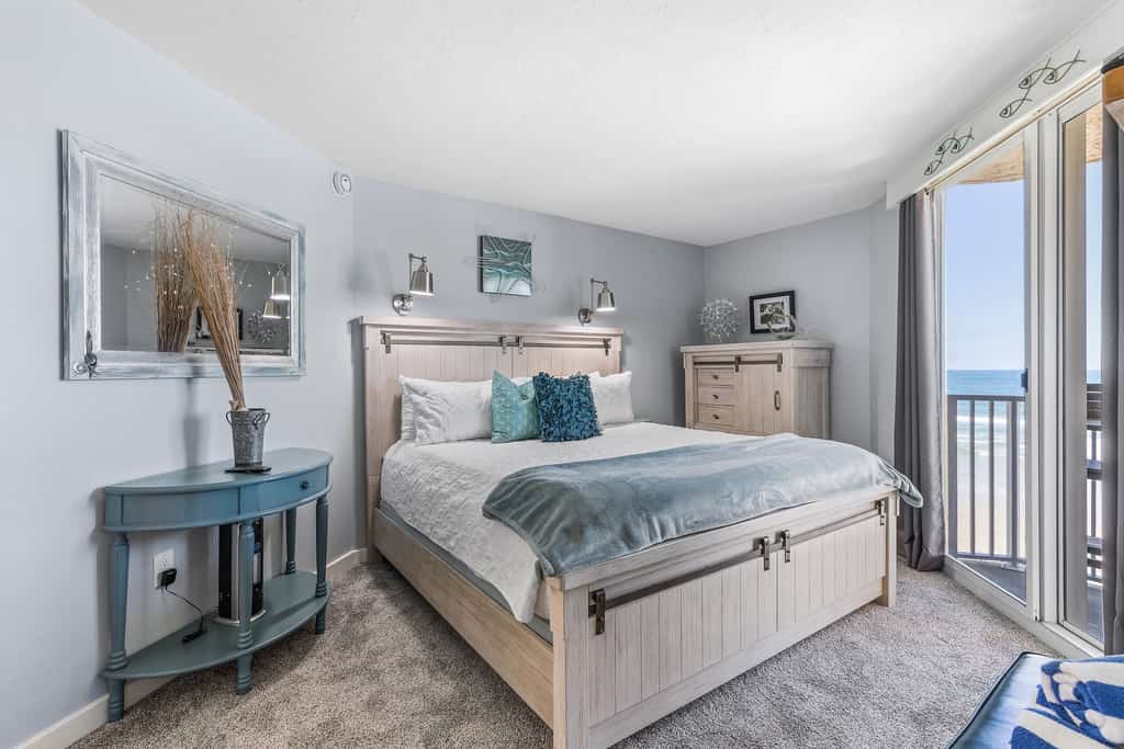 Remodeled Oceanfront Condo - Balcony, Beach, Pool