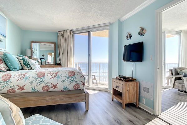 Oceanfront Condo - Beach, Pool & Steps to Flagler Ave