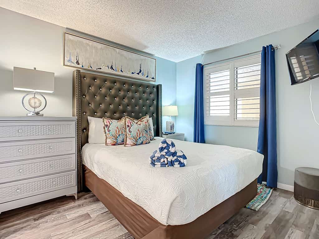 Updated 2BR oceanfront condo with balcony & pool