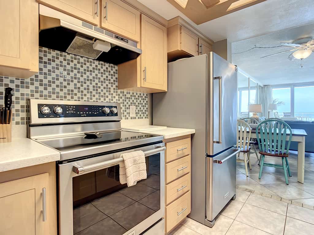 OceanFront Condo - Beach, Pool, Steps to Flagler Ave