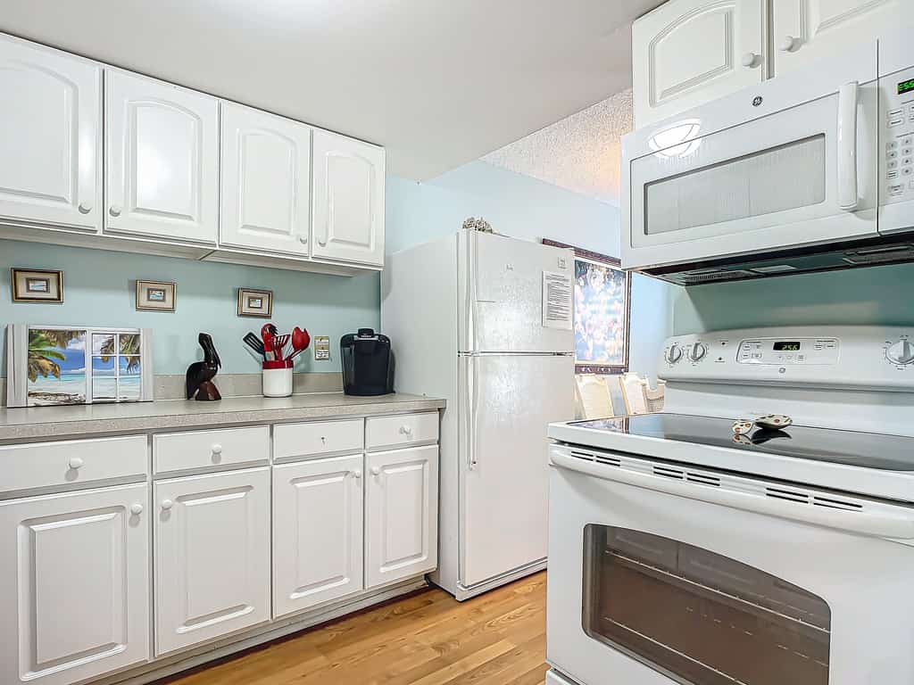 Beachfront Condo at Colony Beach Club - Ocean Views, Pool, Patio, Sleeps 4