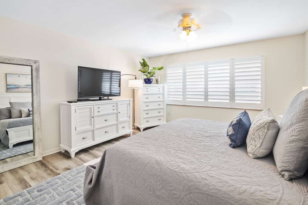 Walk to Beach, Pool & Flagler! Relaxed Condo w/ Balcony & Full Kitchen