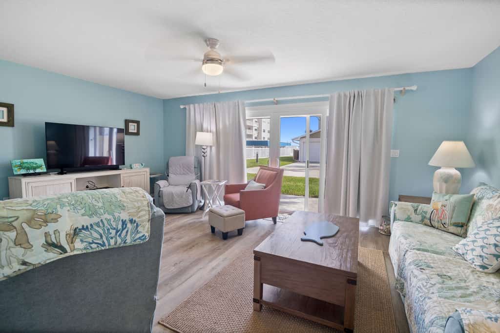 Beachside Retreat | Walk to Dining | Pet-Friendly & No-Drive Beach