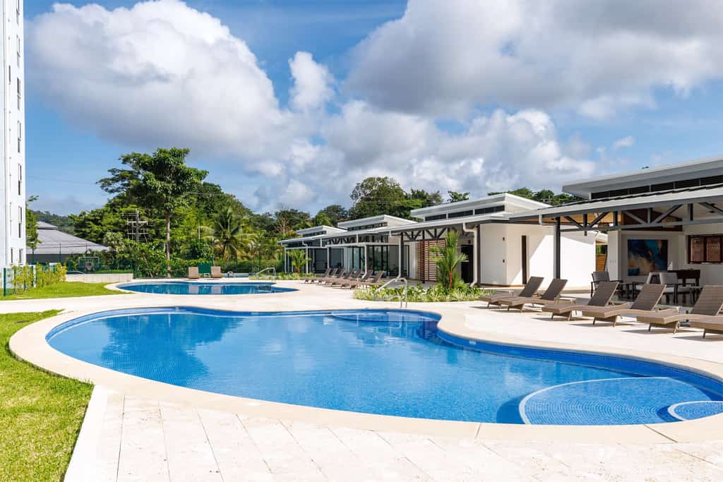 Casago 1202, Casago I Bright Condo I Steps from Beach