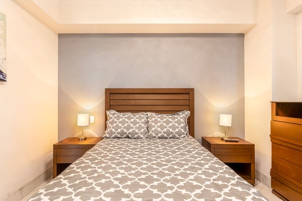 Enjoy this brand-new contemporary two-bedroom apartment close to Medano Beach, one of the most iconic beaches in Cabo San Lucas
-Important notice, the building elevator is out of service until further notice-
• One queen bed, and a double bed
• Private balcony with outdoor furniture
• Rooftop with a pool, sun loungers, and grill.
• Fully equipped gym
• Fully equipped kitchen and fast Wi-Fi
• Seven minutes walking distance to Medano Beach
• Air conditioning in all rooms
• One parking space available
• 24/7 security staff