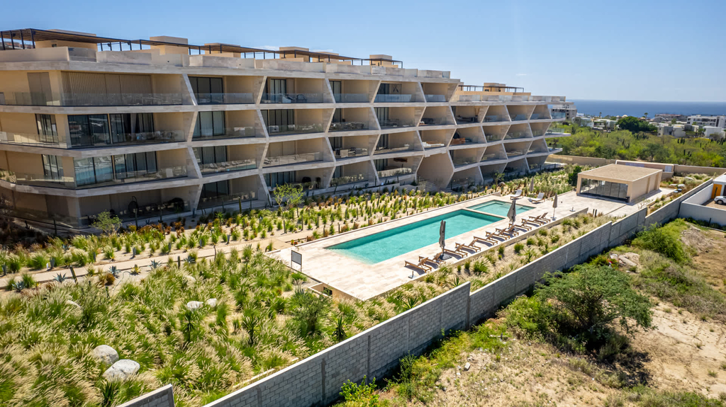 Luxury 2 BR Condo - Oceanview Pool - Gym