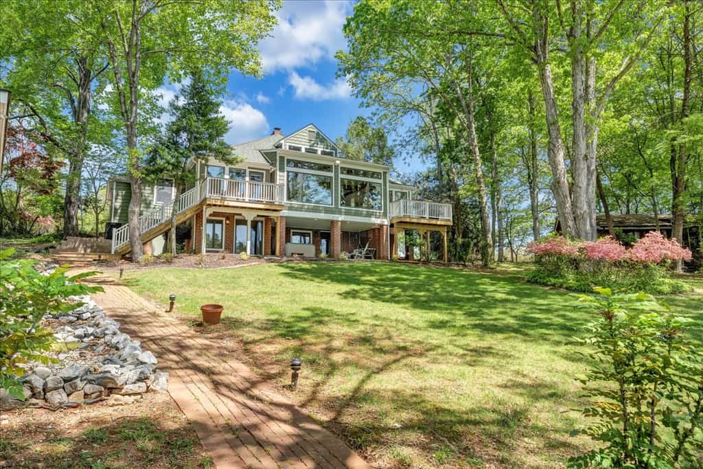 Lake Grace - Lakefront, Private Dock & Hot Tub