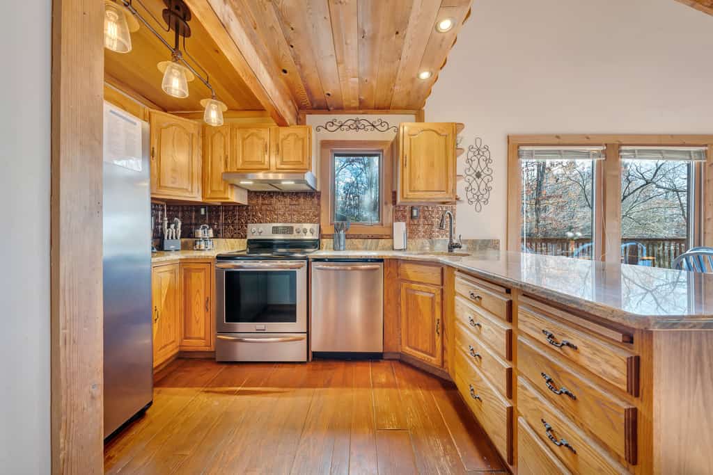 Lakeside Lodge - Lakefront home with private dock & hot tub