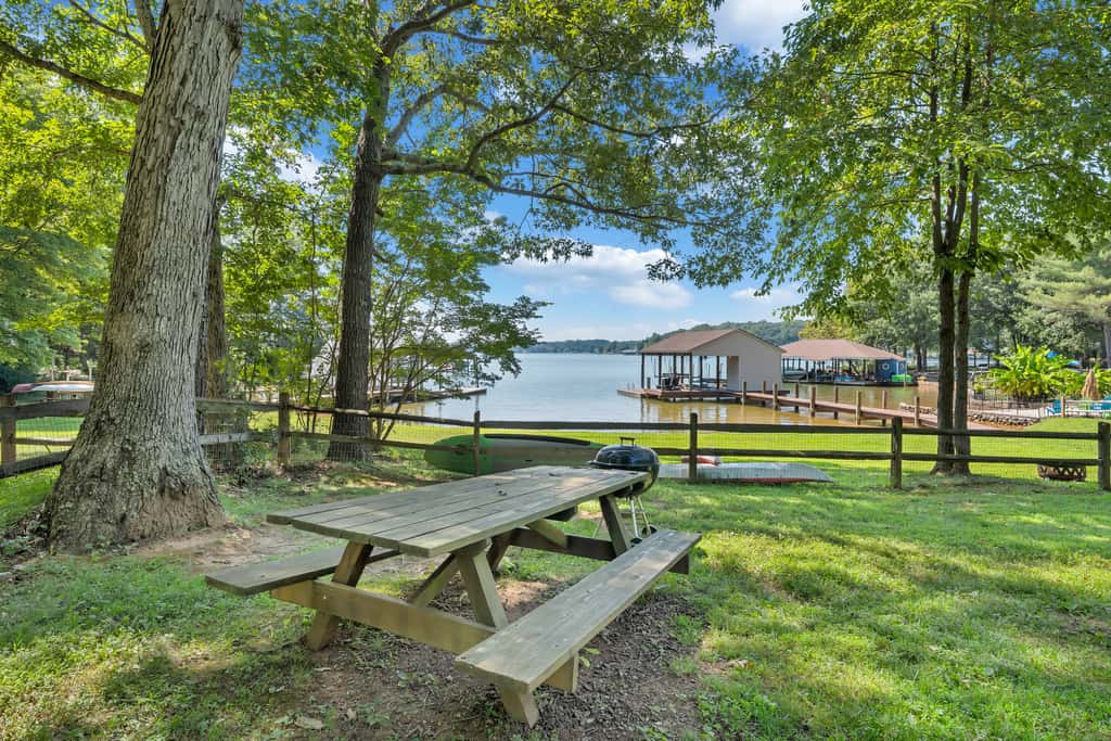 LAKEside Lodge