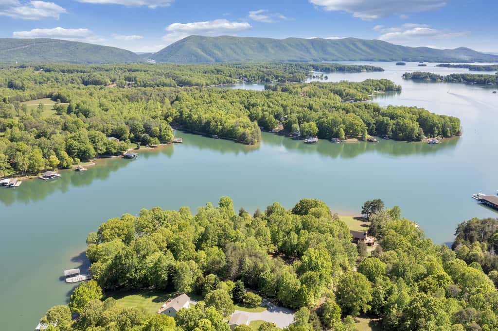 LAKE Point Retreat