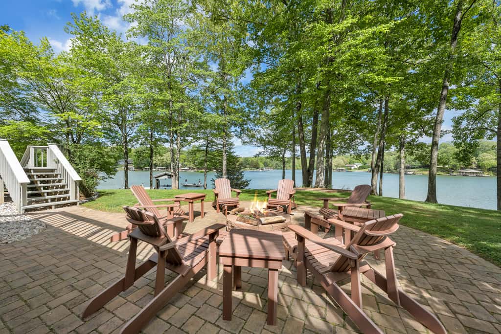 LAKE Point Retreat
