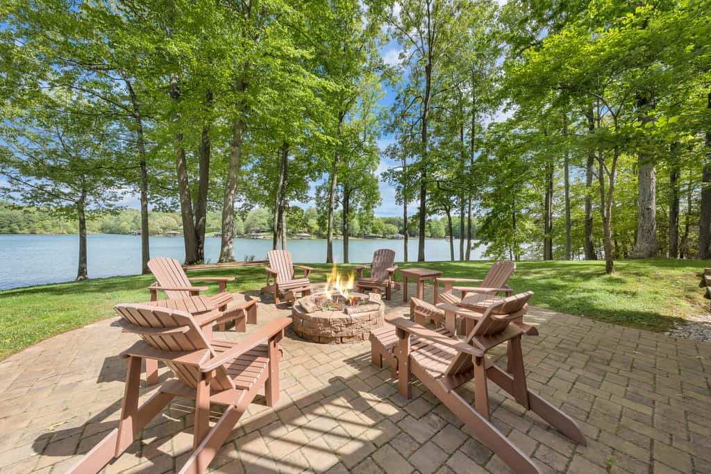 LAKE Point Retreat