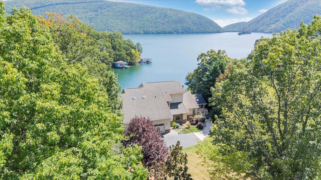 LAKE Allure