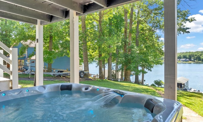 Lake Breeze - Private Dock and Hot tub