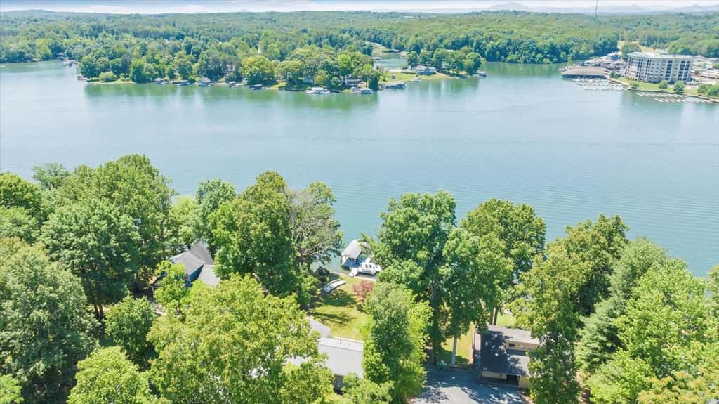 LAKE Breeze