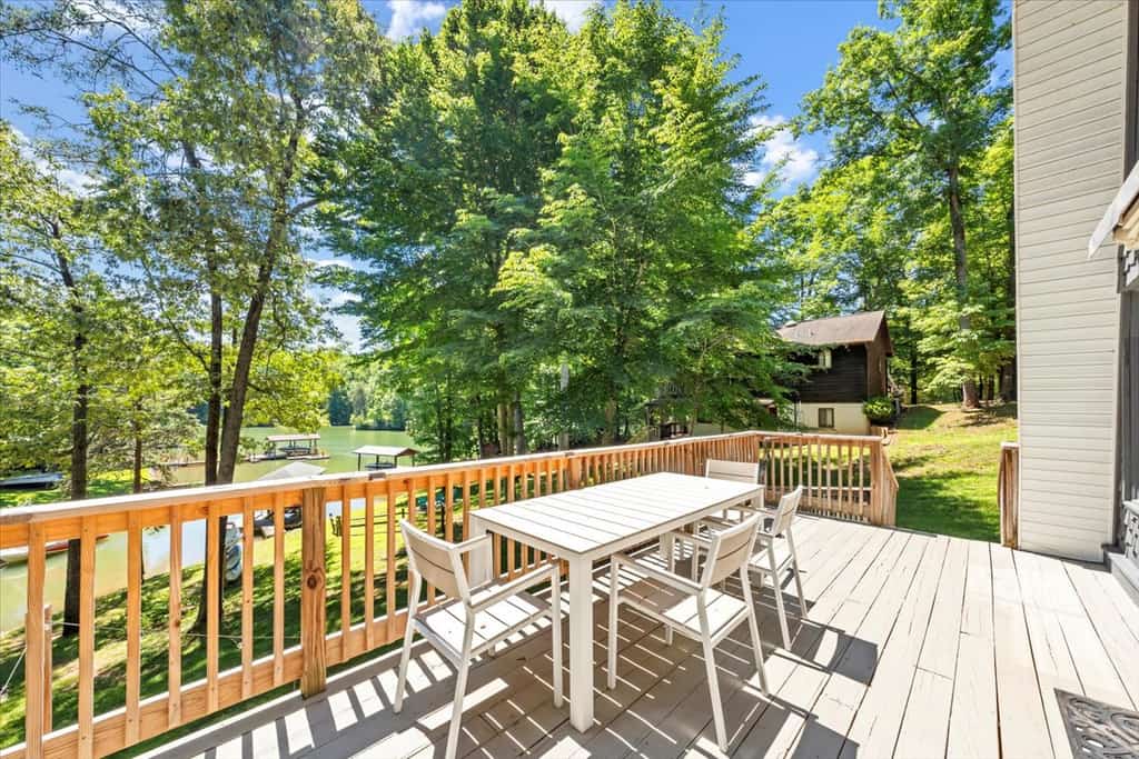 Chez At At - Lake Front & Private Dock