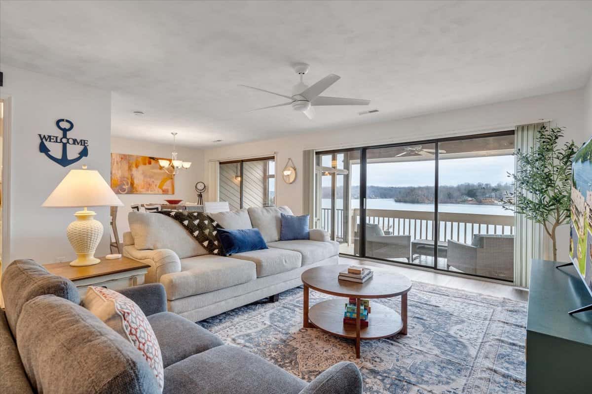 Lake Vibes - Pet Friendly Lakefront Condo!: vacation rental in Huddleston, Smith Mountain Lake