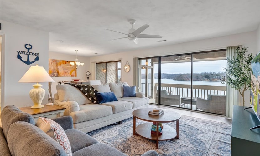Lake Vibes - Pet Friendly Lakefront Condo!