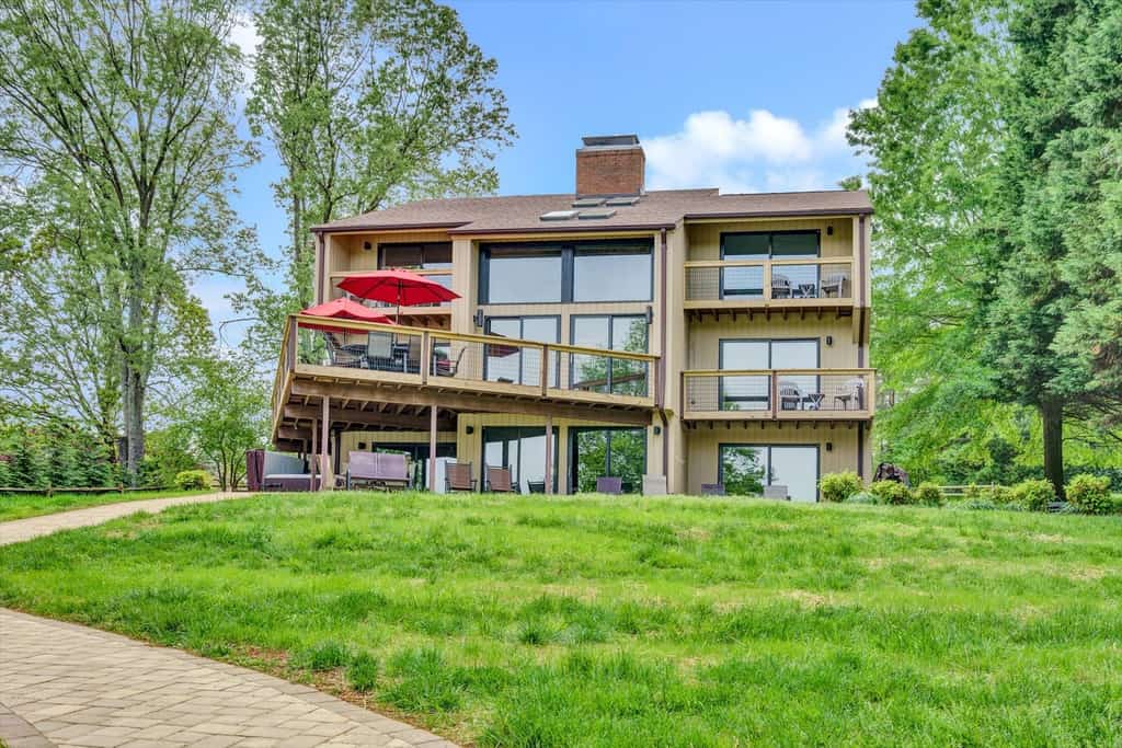 Dancing Water - Sleeps 10, Private dock, Game Room & Hot Tub
