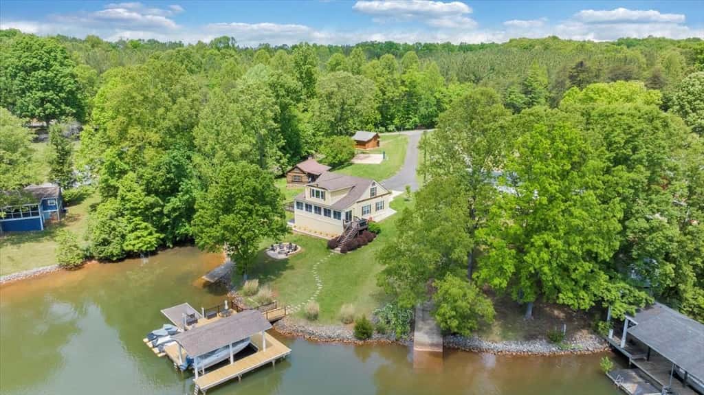 LAKE Cape Cottage