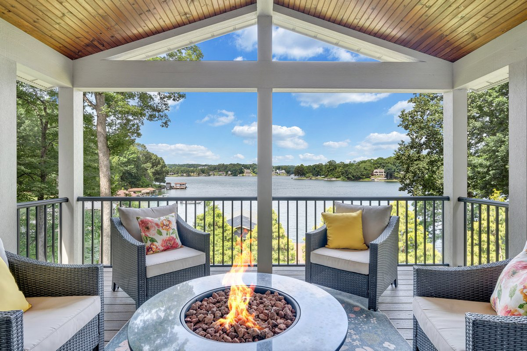 Private Lakefront Oasis - 5 Bedroom