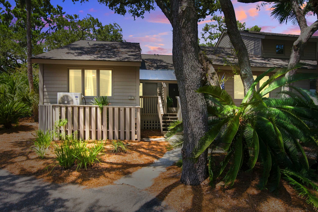 Riverfront condo w/ shared pool plus access to tennis & gym