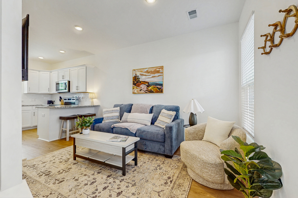 1BR Cottage Home in Pet Friendly Resort w/ Pool, hot tub & parks