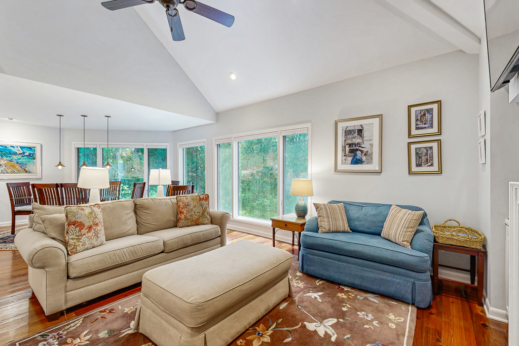 Bold villa with grill, outdoor shower & deck - by beach and Camp St. Christopher