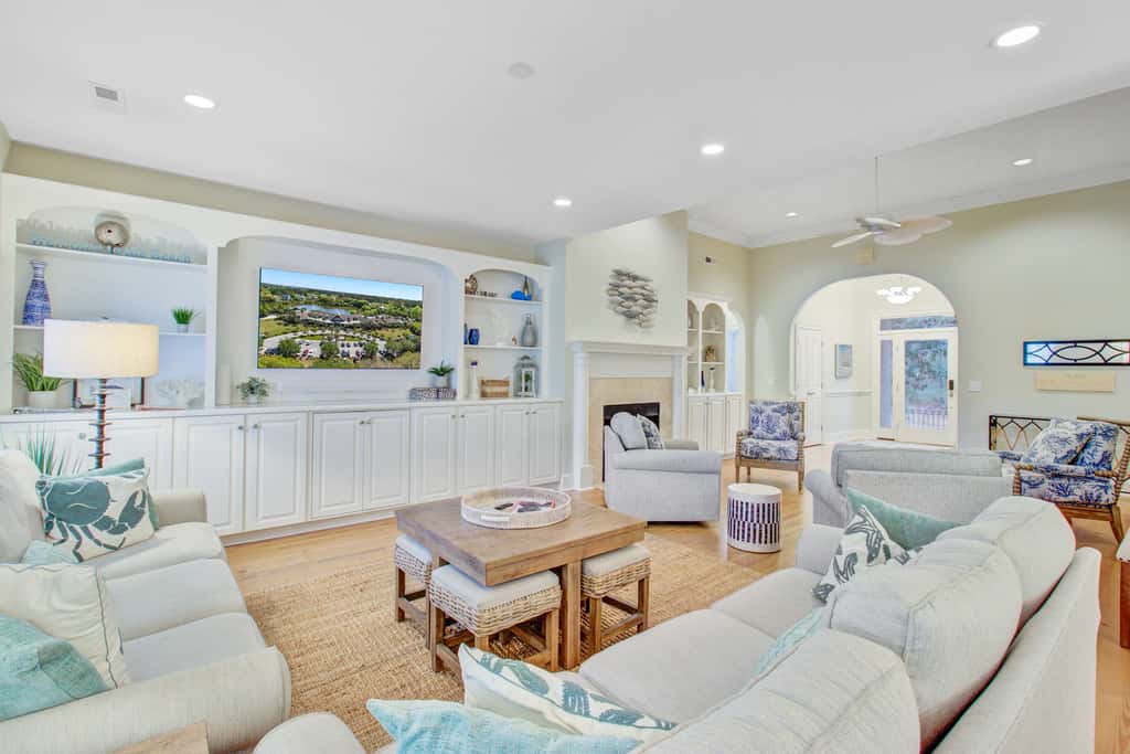 Sunny island home with golf course view, pool, tennis, washer/dryer, & AC
