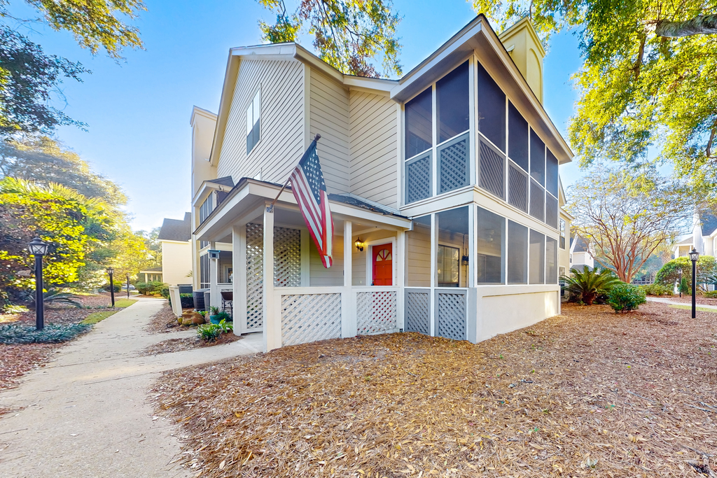 Stylish dog friendly, ground-floor getaway with pool, washer/dryer, & AC