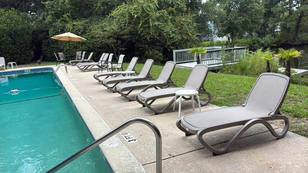 Stylish dog friendly, ground-floor getaway with pool, washer/dryer, & AC