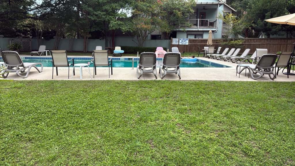 Stylish dog friendly, ground-floor getaway with pool, washer/dryer, & AC