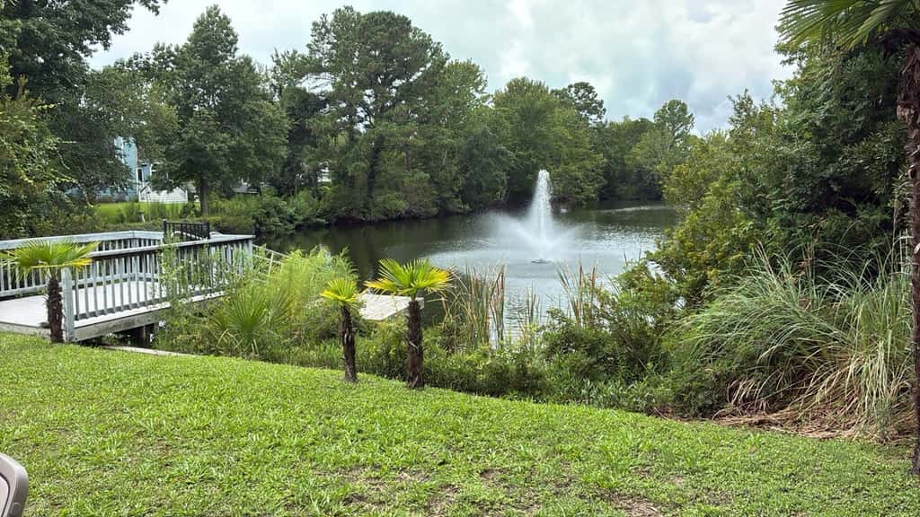 Stylish dog friendly, ground-floor getaway with pool, washer/dryer, & AC